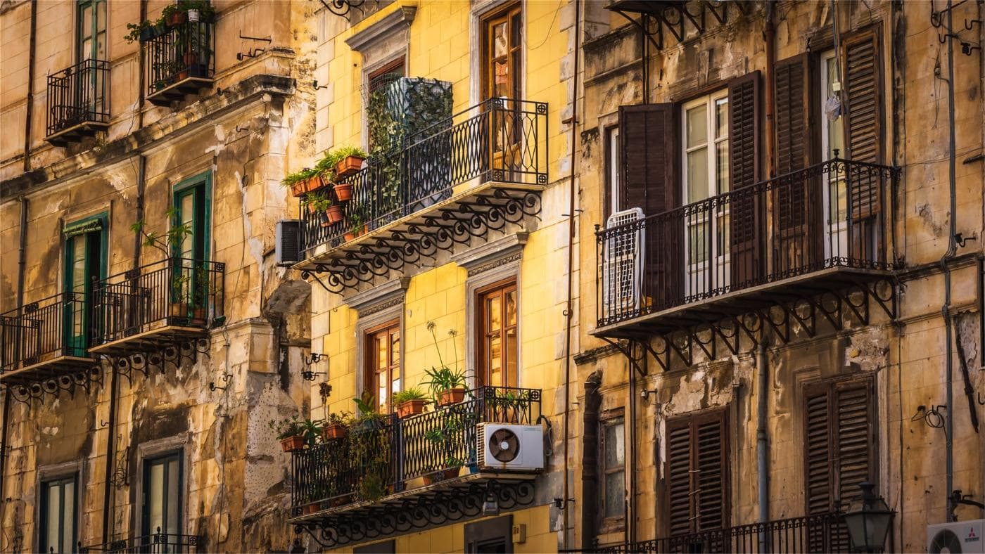 house-facade-4036809_1920.jpg