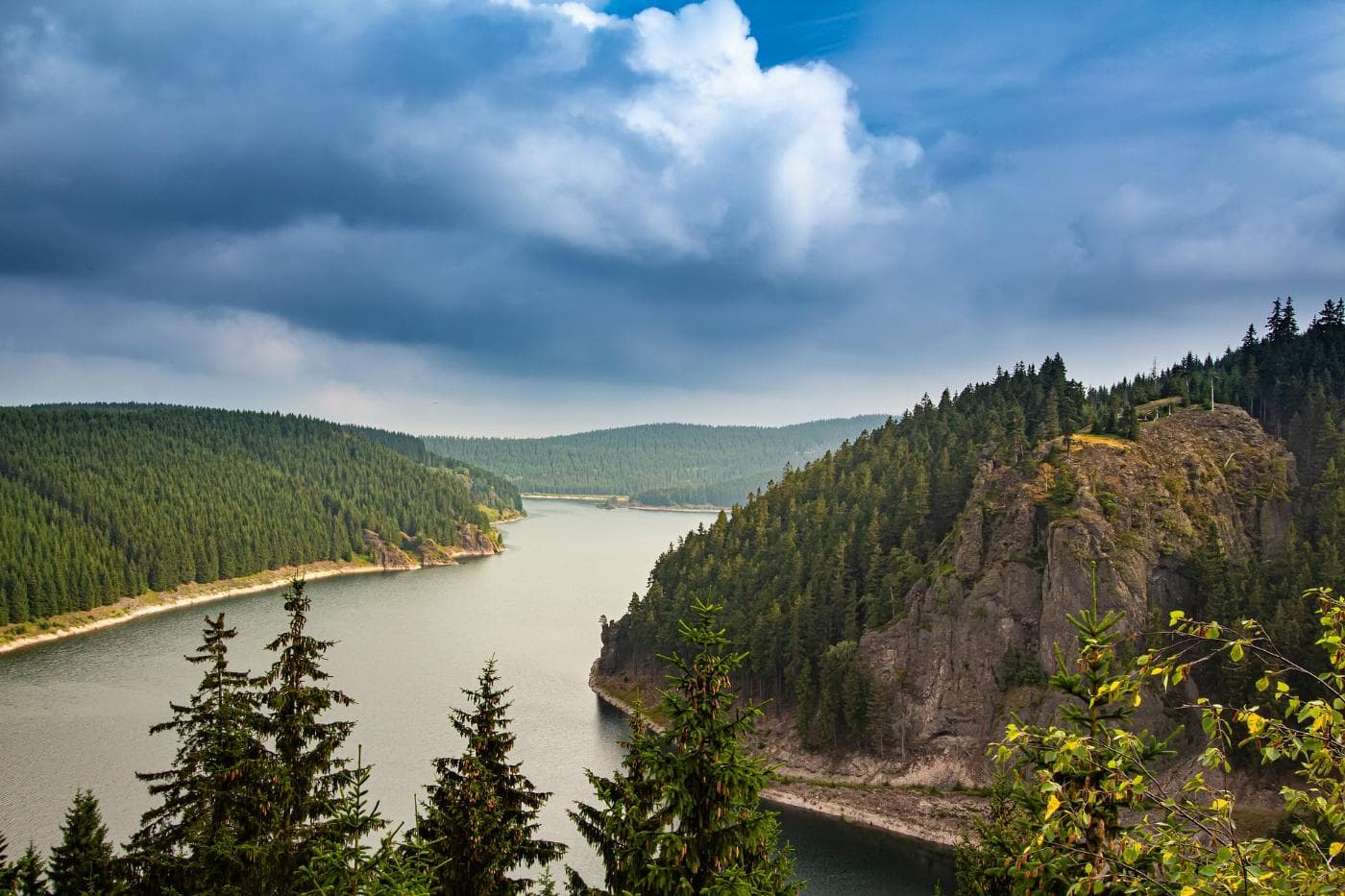 lake-4832693_1920.jpg